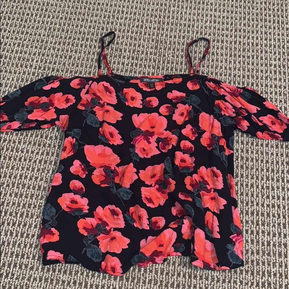 Off shoulder Billabong top.Fits more like a small